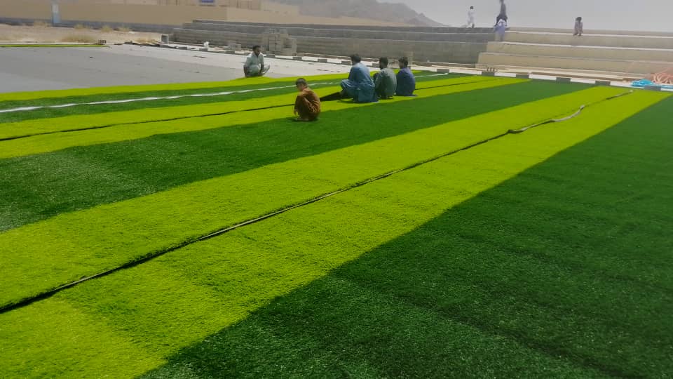 نصب چمن مصنوعی مینی فوتبال توسط احمد شه بخش با کمک اهالی